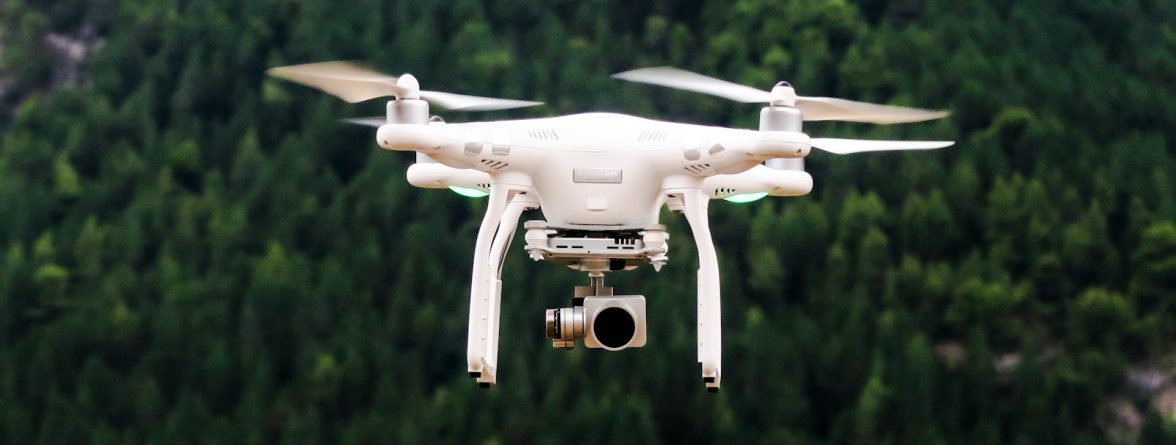Dron w powietrzu nad zabudową miasta o zachodzie słońca