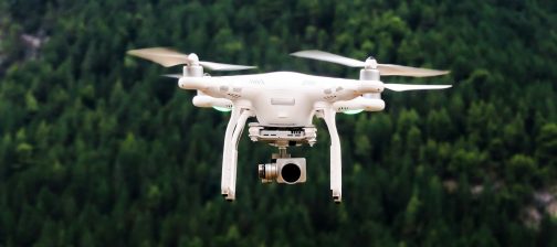 Dron w powietrzu nad zabudową miasta o zachodzie słońca