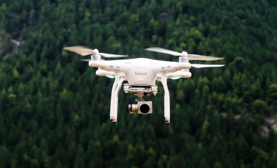 Dron w powietrzu nad zabudową miasta o zachodzie słońca