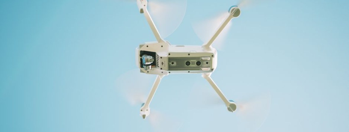 Dron z kamera na gimbalu i czujnikami systemu wizyjnego