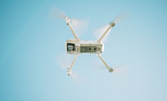 Dron z kamera na gimbalu i czujnikami systemu wizyjnego